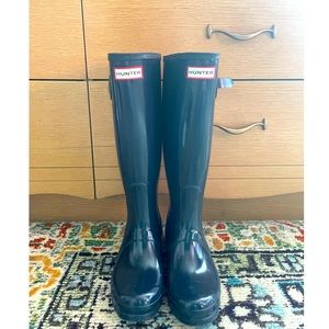 Navy, tall, gloss Hunter boots. Size 7. Authentic. Light use. Super cute!